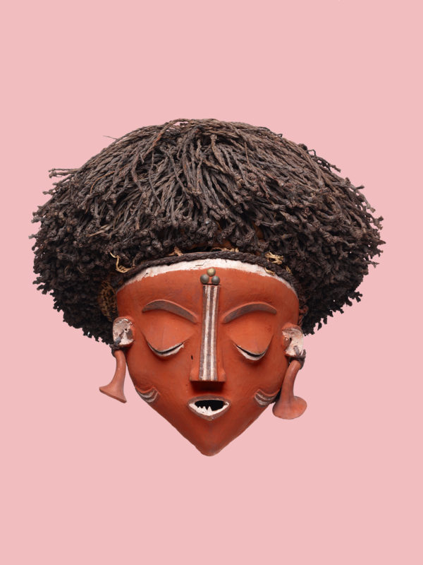 Maske mit Frauengesicht kambanda Künstler der Pende-Region, Kongo, vor 1939. Holz, Pflanzenfaser, Messingnägel, 32 x 35 x 30 cm © Museum Rietberg Zürich, Geschenk Barbara und Eberhard Fischer