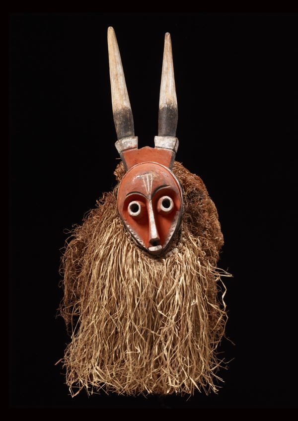 Maske mit Hörnern Künstler der Pende-Region, Kongo, vor 1939. Holz, bemalt, Pflanzenfasern, 67 x 29 x 36 cm © Museum Rietberg Zürich, Geschenk Barbara und Eberhard Fischer