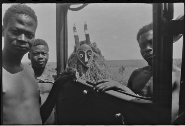 „Maske und Auto “ Hans Himmelheber, Kongo, 1938. SW-Negativ © Museum Rietberg Zürich, Geschenk Erbengemeinschaft Hans Himmelheber