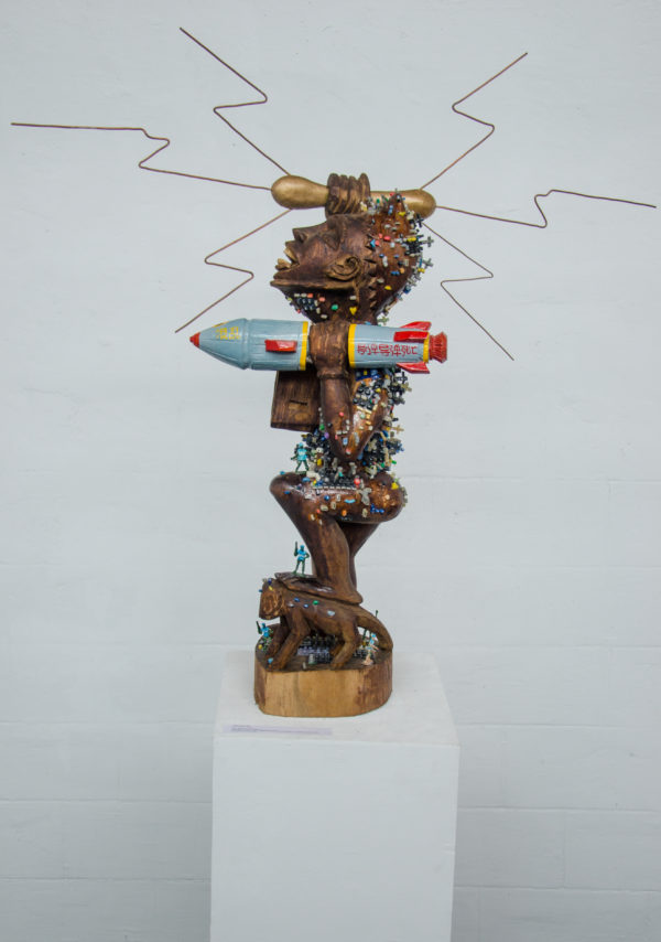 Nkisi numérique Hilaire Balu Kuyangiko, Kongo, 2017. Holz, verschiedene Materialien, 84 cm © Ephraim Baku, Nuno Crisostomo, The Bujas-Crisostomo Family Collection