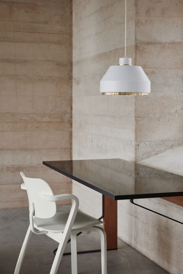 Aslak Chair, Pendant Light AMA500, Kaari Desk © Mikko Ryhanen